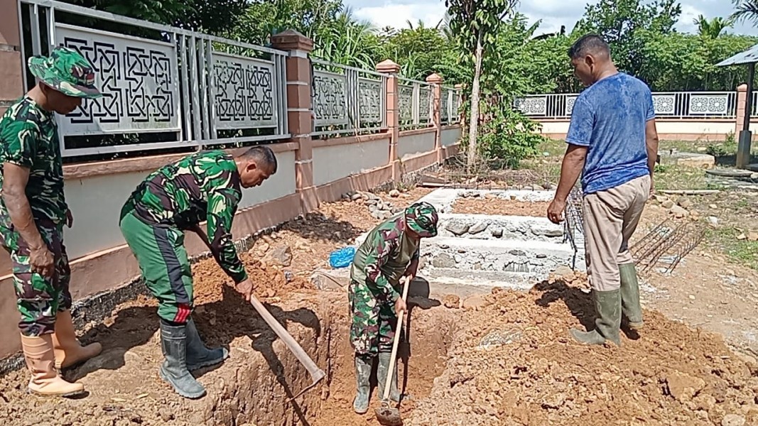 Terik Matahari Tak Surutkan Semangat Satgas TMMD 129 Kodim 0102/Pidie Gali Septic Tank untuk Bangun MCK di TPU Blang Cot