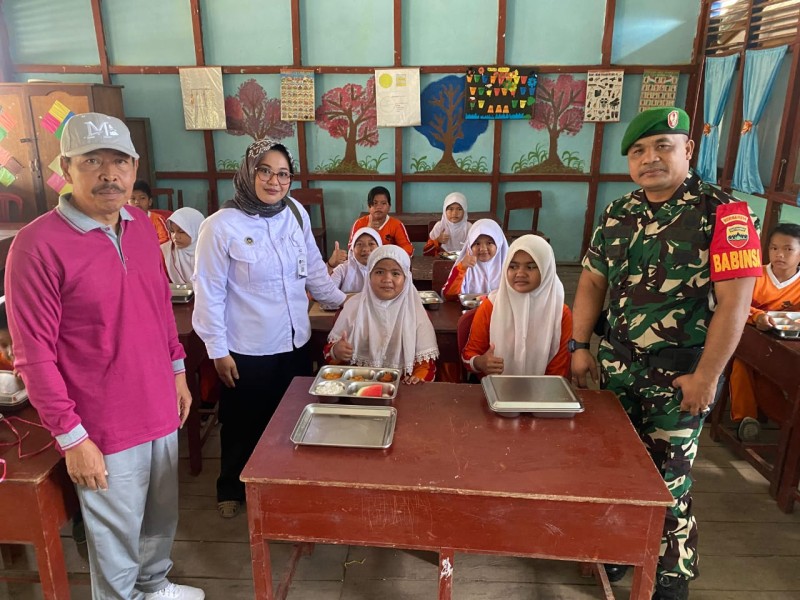 Babinsa Koramil 06/Kateman Dampingi Kegiatan Makan Sehat Bergizi di Lima Sekolah