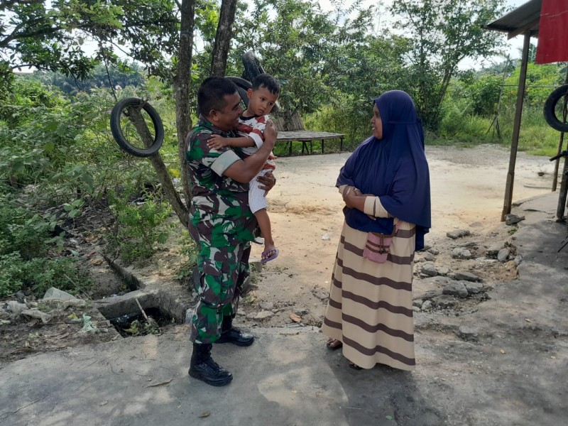 Sertu Venus Luberto Babinsa Koramil 04/Perawang Lakukan Pengecekan Anak Stunting di Perawang Barat