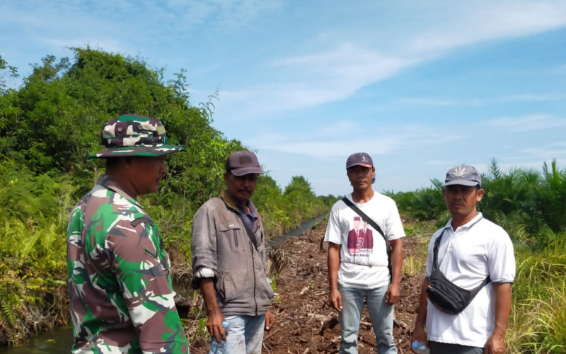 Upaya Pencegahan Karhutla, Babinsa Patroli di Kecamatan Sei Sembilan