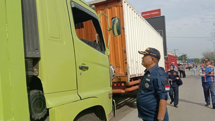 Banyak Truk Besar Bebas Masuk Kota, Kadishub Pekanbaru Berang: Kami Akan Tilang!