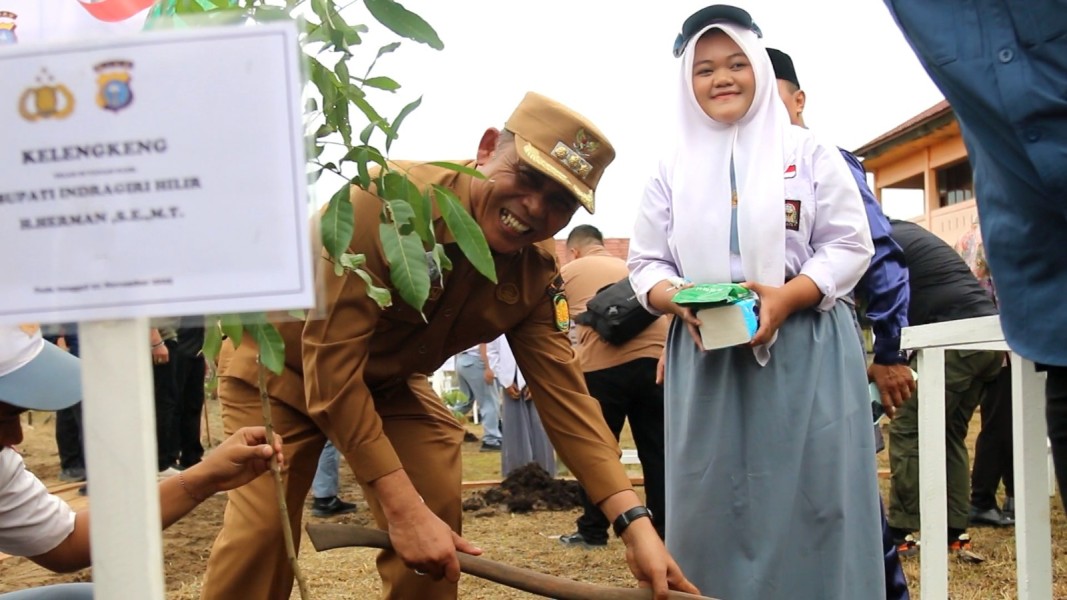 Bupati Herman dan Wakapolda Riau Tanam Pohon pada Program 21.000 Pohon Polda Riau di SMAN 2 Tembilahan