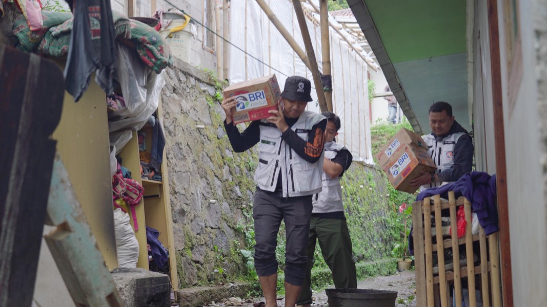 Tanggap Bencana Cisarua, BRI Peduli Bantu Warga Terdampak Longsor
