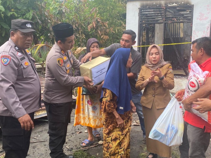 Kapolsek Bangkinang Kota Pimpin Penyaluran Bantuan, Tunjukkan Kepedulian Mendalam untuk Korban Kebakaran Pasir Sialang!