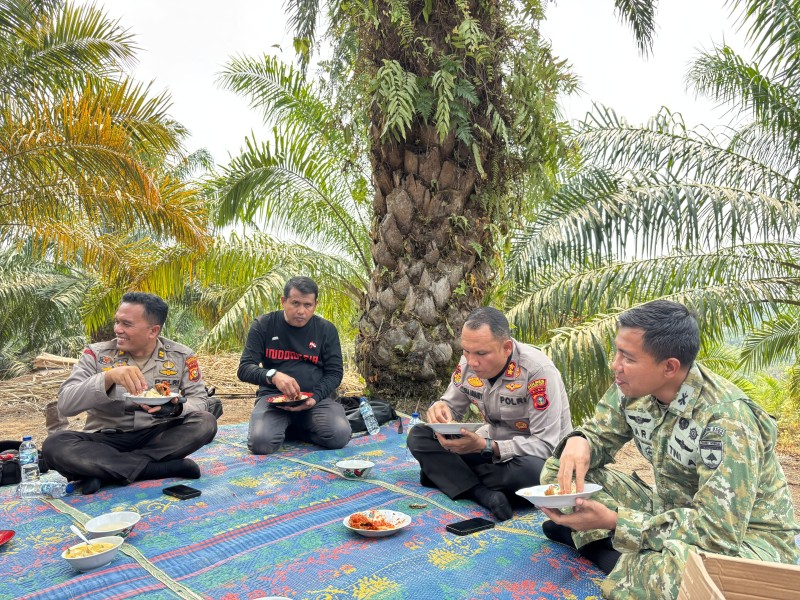 Maksimalkan Penanganan Karhutla Di Inhu, Kapolres-Dandim Bermalam dan Beribadah di Lokasi