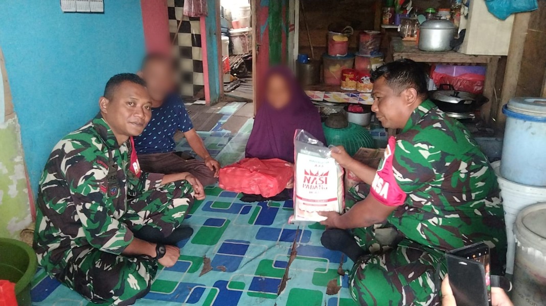 Jumat Berkah, Babinsa Koramil 06/Kateman Salurkan Bantuan untuk Warga Kurang Mampu