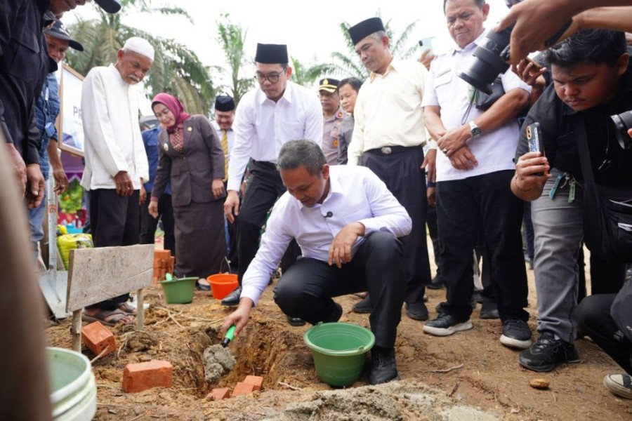 Gubri Abdul Wahid Letakkan Batu Pertama SMAN 3 Kemuning: Tekan Angka Putus Sekolah di Pelosok