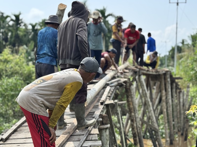 Jelang Lebaran, Edy Indra Kesuma dan Warga Gotong Royong Perbaiki Jembatan Kayu
