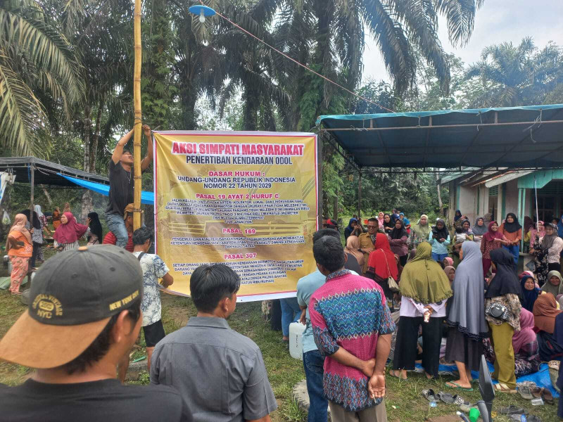 Kesal, Warga Desa Siabu Blokade Jalan Menuju PT Ciliandra, Puluhan Mobil Angkut CPO Tertahan