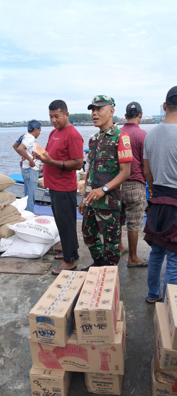 Babinsa Tagaraja Laksanakan Komsos di Pelabuhan Sungai Guntung