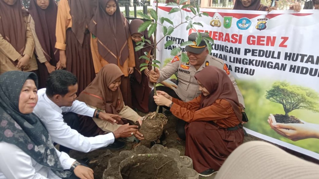 Siswa SMP 1 Bangkinang Kota Antusias Sambut Green Policing, Polisi Jadi Inspirasi Jaga Lingkungan!