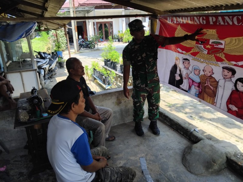 Babinsa Koramil 04/Perawang Sosialisasikan Nilai-Nilai Pancasila kepada Warga Perawang Barat