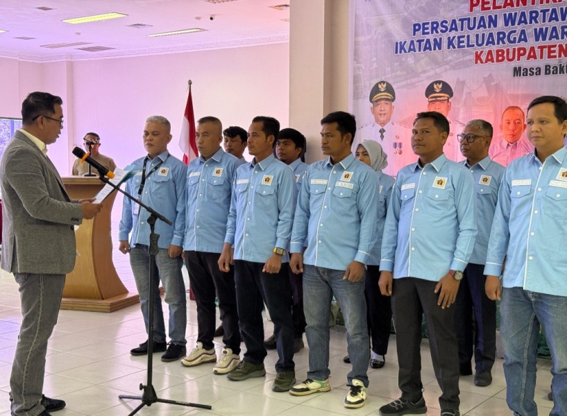 Lantik Pengurus PWI Rohul  2024–2027, Raja Isyam Tekankan Profesionalisme dan Jaga Nama Baik Organisasi
