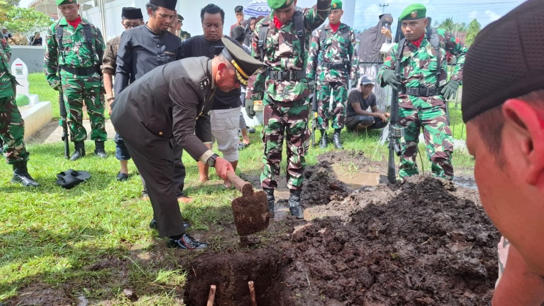 Kasdim 0314/Inhil Pimpin Upacara Pemakaman Militer Almarhum Serka (Purn) Kartum di TMP Yudha Bhakti Tembilahan