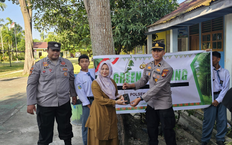 Polsek Dumai Timur Wujudkan Green Policing dengan Aksi Tanam Pohon di SMK Perminyakan