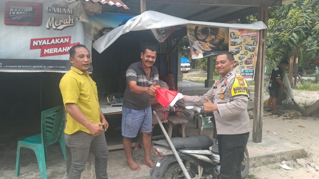 Jelang HUT RI Ke-81, Polsek Minas Bagikan Bendera Merah Putih Kepada Warga