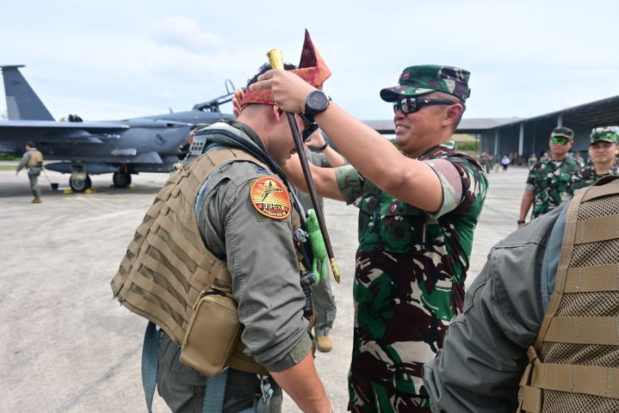 Tiba di Pekanbaru, Danlanud Rsn Pasangkan Tanjak kepada Pilot F-15 USAF