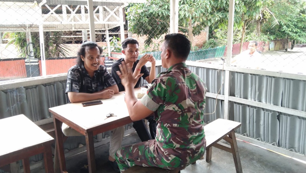 Babinsa Koramil 04/Perawang Koptu Togi Sitorus Ajak Warga Peduli Kesehatan dan Kebersihan Lingkungan Lewat Komsos