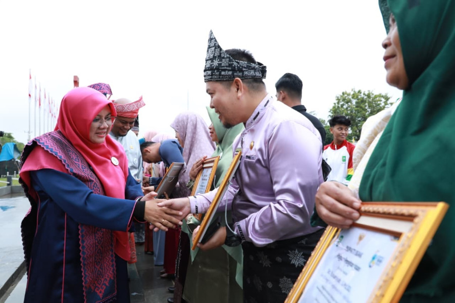 Diguyur Hujan, Peringatan HUT Siak Ke-26 Tetap Khidmat, Atlet Karate Berprestasi di Tingkat Internasional Diberi Penghargaan