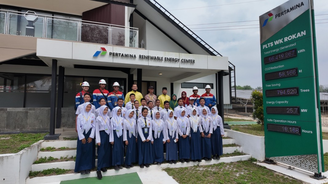 PHR Donasikan PLTS dan Edukasi Siswa Tentang Energi Bersih untuk Keberlanjutan Lingkungan