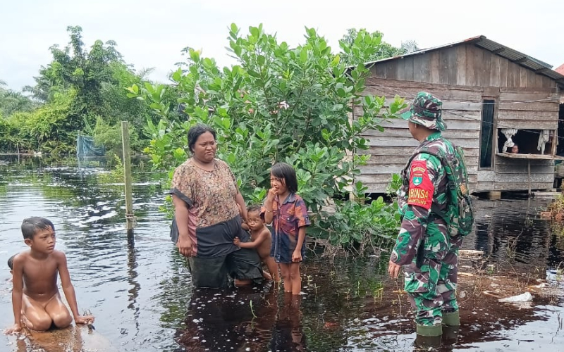 Curah Hujan Tinggi, Babinsa Kodim 0320/Dumai Pantau Wilayah Rawan Banjir