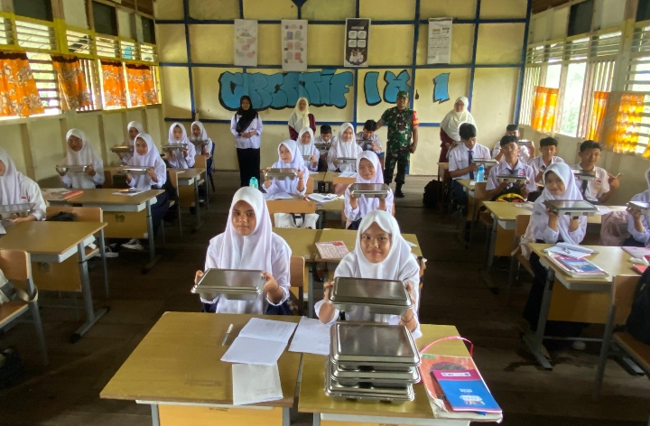 Babinsa Koramil 06/Kateman Kembali Dampingi Program Makan Bergizi Gratis di Sekolah