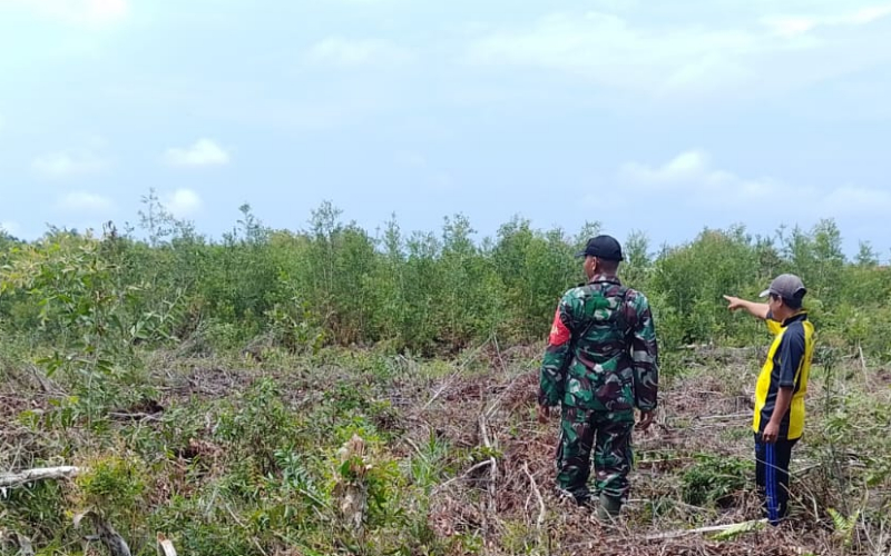 Cegah Karhutla, Babinsa Sertu Ramli Patroli dan Edukasi Warga Mundam