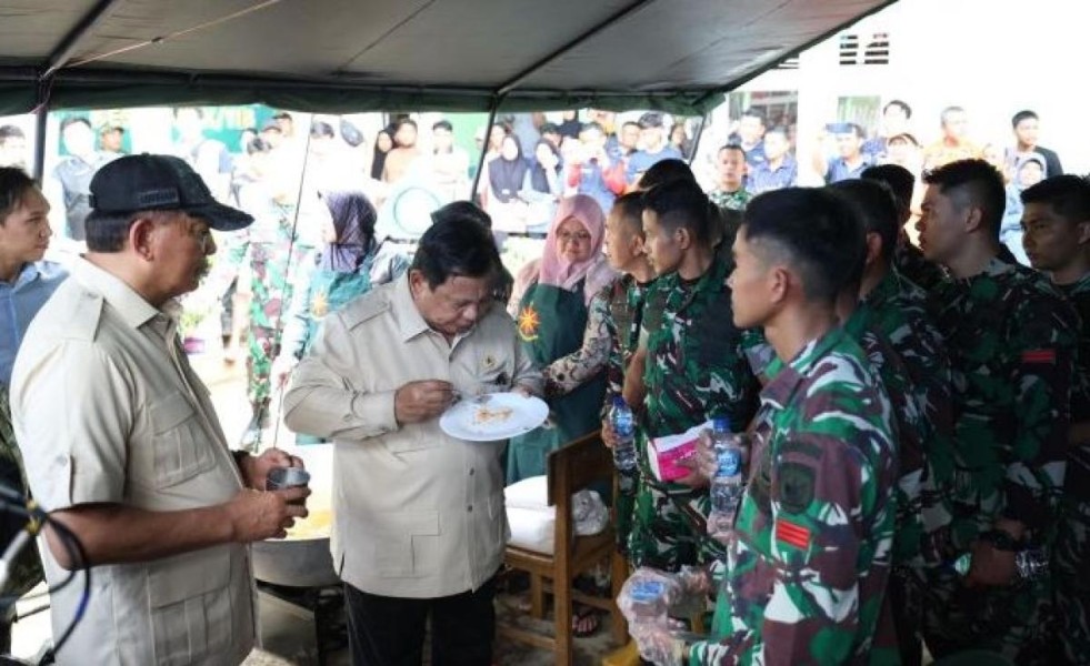Momen Hangat Prabowo Lahap Santap Nasi Goreng Telur Ceplok Bareng Pengungsi di Agam