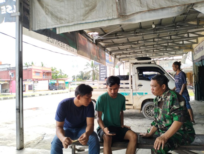 Babinsa Koramil 04/Perawang Giat Komsos Ajak Warga Peduli Kesehatan dan Kebersihan Lingkungan