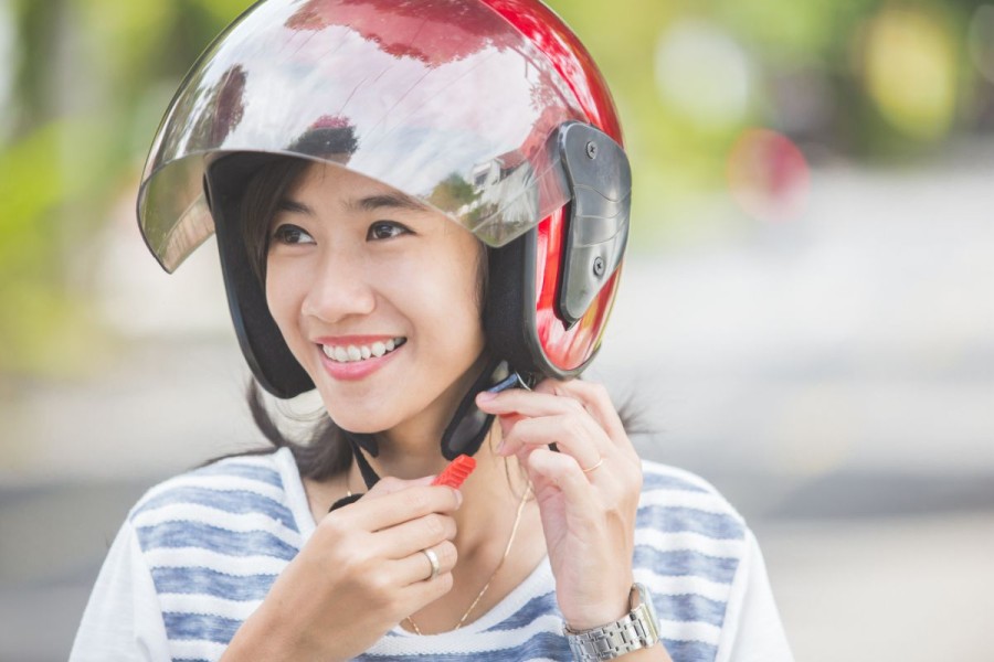 Helm Wanita Terbaik Aman, Nyaman, dan Ramah Hijab