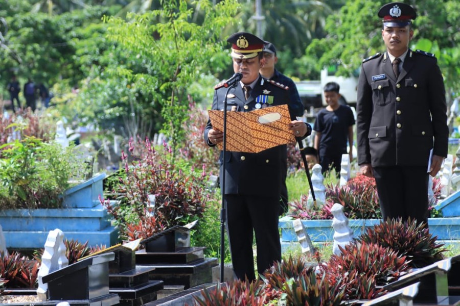 Kapolres Inhil AKBP Farouk Oktora S.H,S.I.K, Pimpin Upacara Pemakaman  Almarhum AKP Hendri J., S.H
