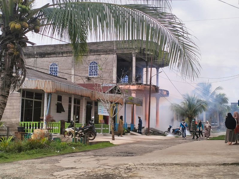 Cegah DBD, Babinsa Koramil 06/Kateman Bersama Tim Kesehatan Puskesmas Laksanakan Fogging