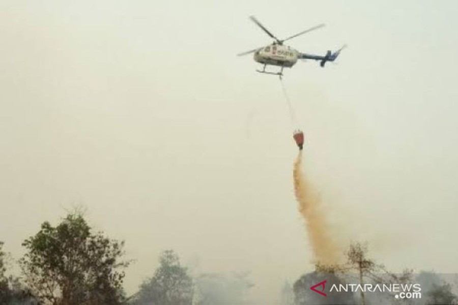 Heli Water Boombing Bantu Padamkan Karhutla di Kempas Jaya Inhil