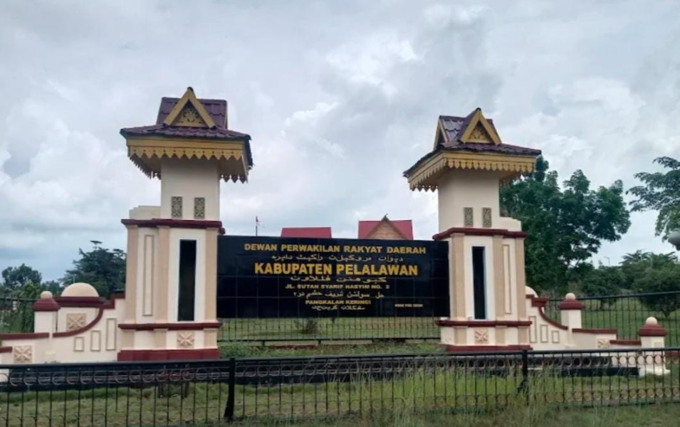 Wanita Cantik Tunggu Pertanggungjawaban Salah Satu Pimpinan DPRD Pelalawan