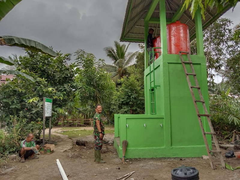 TMMD ke-123, Babinsa Koramil 06/Kateman Laksanakan Pemasangan Instalasi Pipa Sumur Bor