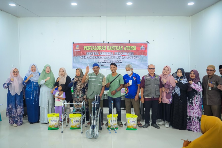 Ketua TP PKK Kota Dumai Serahkan Bantuan ATENSI bagi Lansia dan Penyandang Disabilitas