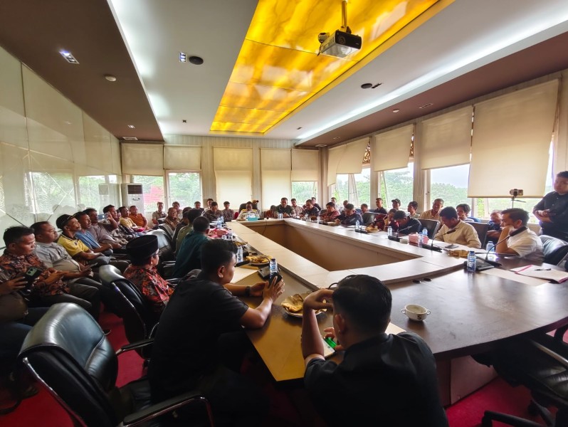 Bupati Pelalawan Tegaskan Mediasi Sengketa Lahan Mak Teduh Dilanjutkan, PT Arara Abadi Diminta Hadir pada Pertemuan Berikutnya