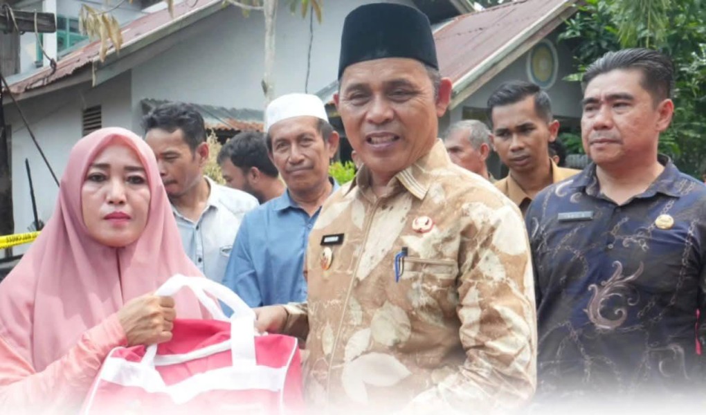 Bupati Inhil Serahkan Bantuan untuk Korban Kebakaran di Lorong Waspada Tembilahan