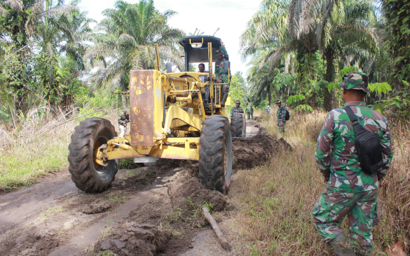 TMMD Kodim Dumai Hari Ke 6, Pengerasan Jalan Sukamaju Semakin Intensif