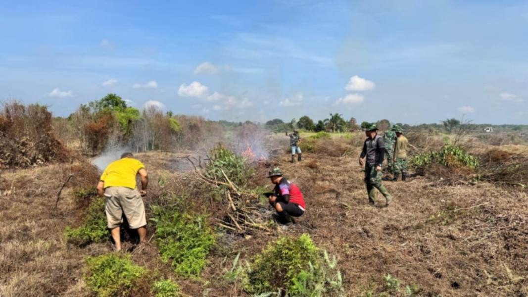 Hari ke-9 TMMD ke-126 Kodim 0322/Siak, Satgas dan Warga Fokus Lanjutkan Pembersihan Sawah dan Jalan Semenisasi
