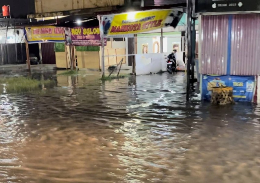 Baru Hujan Lima Menit, Jalan Inpres Pekanbaru Langsung Terendam Banjir