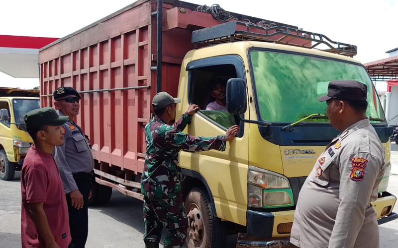 Pastikan Distribusi Lancar, Babinsa Cek Stok BBM di SPBU 14.288.659
