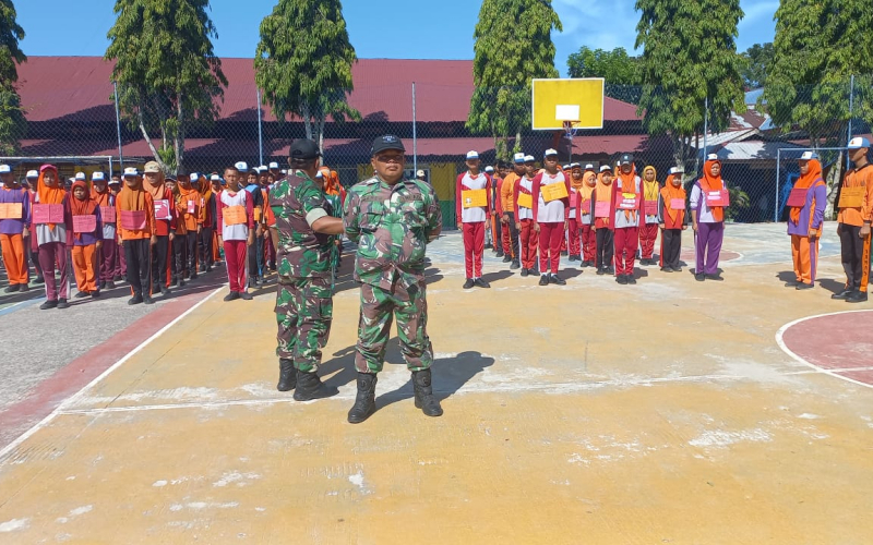 Babinsa Koramil 02 Latih Baris Berbaris Siswa SMAN 3 Dumai