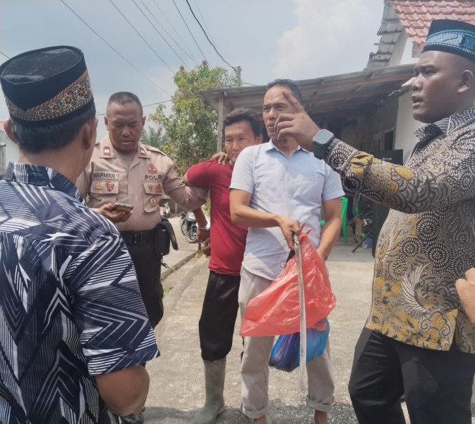Anggota DPRD Kampar Disiram Air Cabai Saat Syukuran Warga