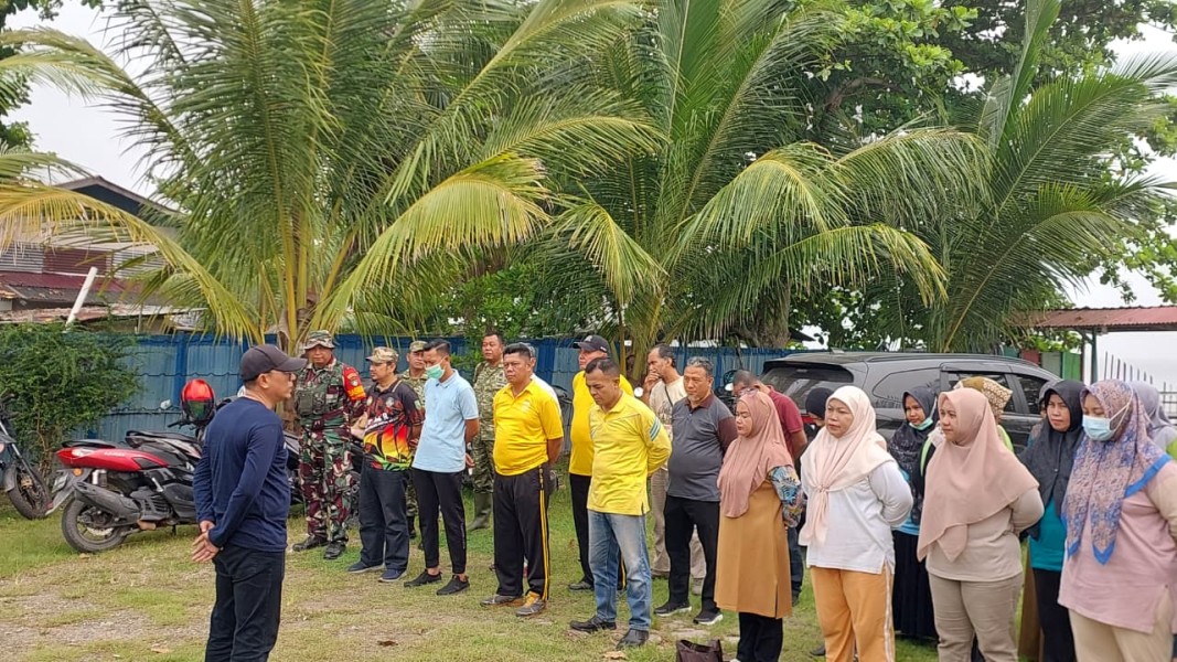 Babinsa Teluk Makmur Sertu Cerzakatno Bersama Warga Gelar Gotong Royong