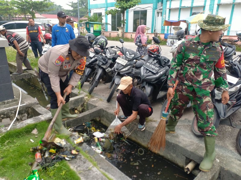 Kodim 0320/Dumai Bersama Warga Gotong Royong Bersihkan Lingkungan di Buluh Kasap