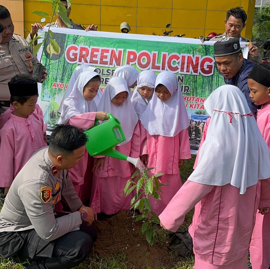 Green Policing: Polsek Tembilahan Edukasi Siswa SD Tentang Pentingnya Menjaga Alam