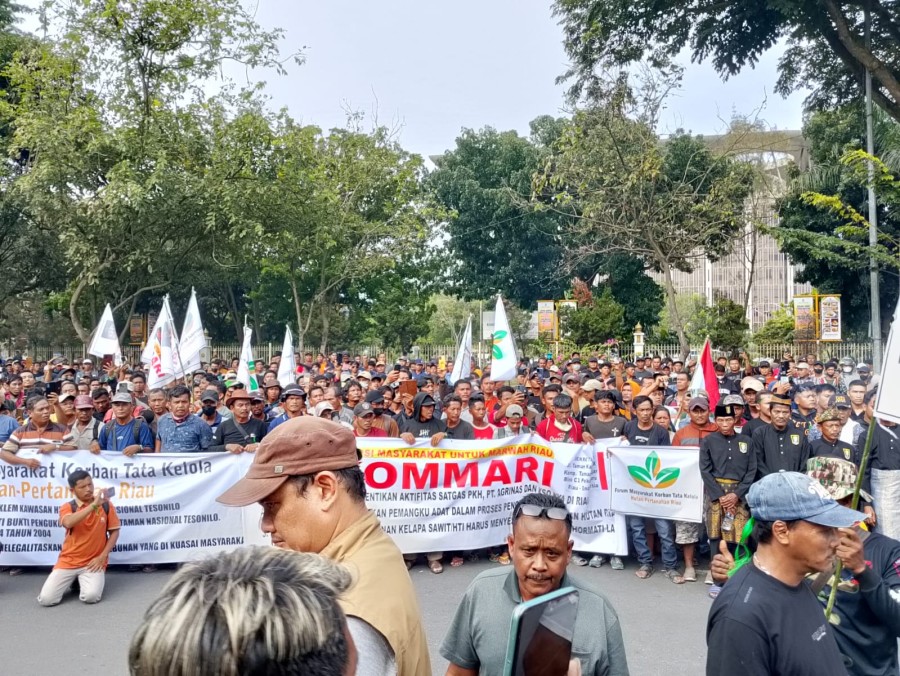 Ribuan Massa KOMMARI Demo Kejati Riau, Tuntut Penyelesaian TNTN