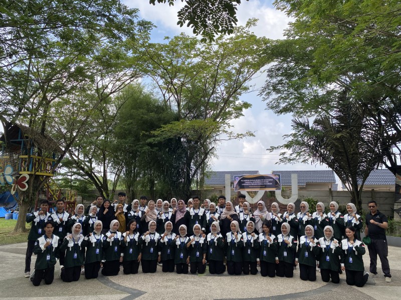 Mahasiswa FEB UPBI Gelar College Gathering dan Pelantikan Perdana BEM di Agrowisata Tenayan Raya
