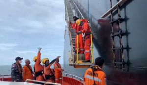 Dramatis! Tim SAR Dumai Evakuasi Korban 2 Kapal Tenggelam